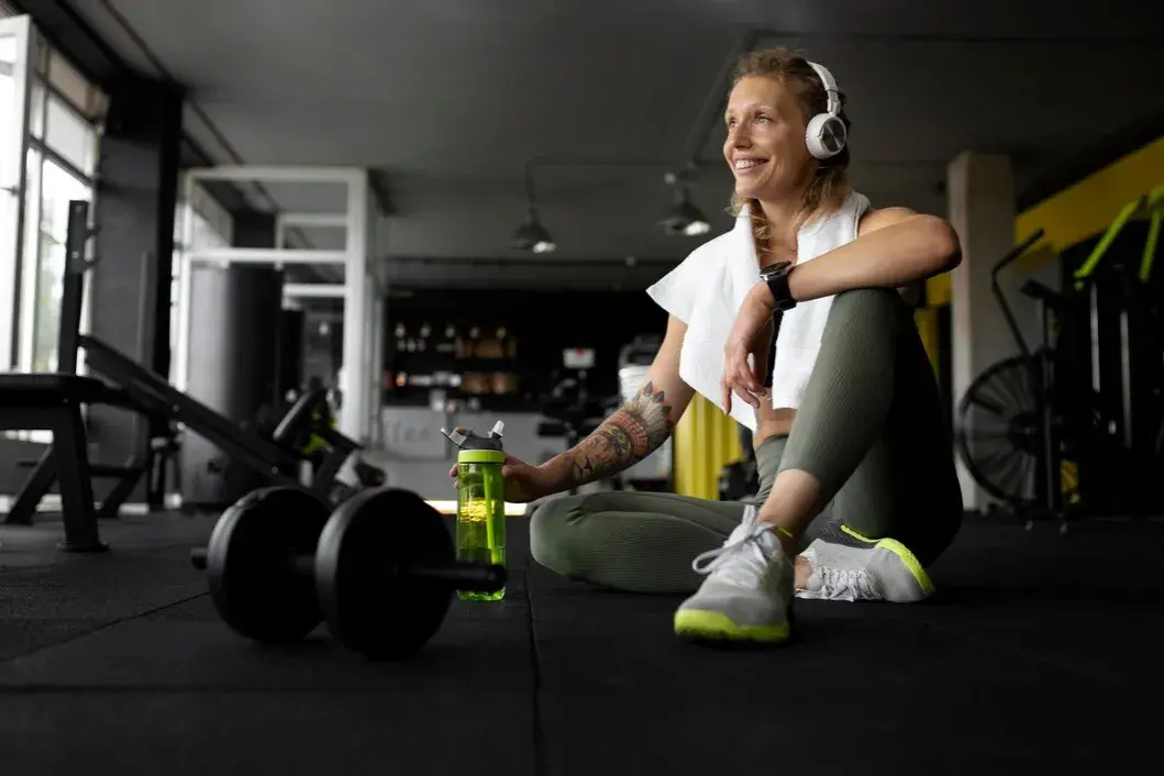 CrossFit czy siłownia? Wybierz świadomie: cele, koszty, efekty