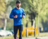 Trening na czczo czy po jedzeniu? Jak wybrać dla redukcji i masy