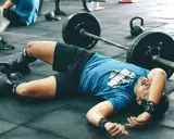 Przetrenowanie w siłowni: Rozpoznaj objawy, zapobiegaj, wróć do formy