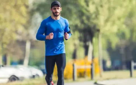 Trening na czczo czy po jedzeniu? Jak wybrać dla redukcji i masy