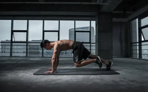 Jak ćwiczyć CrossFit w domu? Zacznij bez sprzętu i kontuzji!