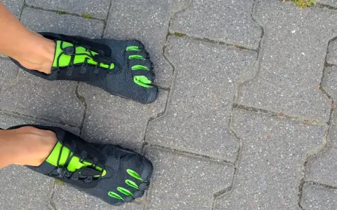 Pronacja w bieganiu? Wybierz buty ze stabilizacją i biegaj bez bólu!