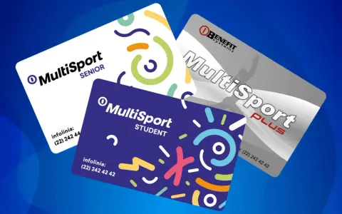 Trzy karty MultiSport: Senior, Student i Plus, na niebieskim tle.