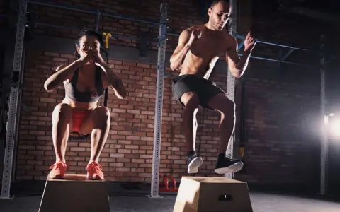 Jak ułożyć trening CrossFit? Samodzielny plan, progres bez kontuzji.