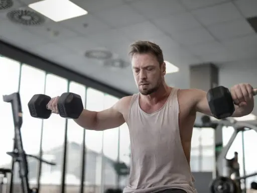 Jaki trening na redukcję? Połącz siłę i cardio dla efektów!