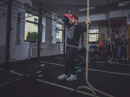 CrossFit: Jakie ćwiczenia? Fundamenty, skalowanie i bezpieczeństwo