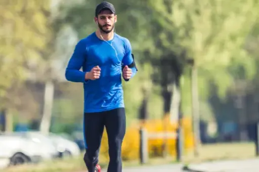 Trening na czczo czy po jedzeniu? Jak wybrać dla redukcji i masy