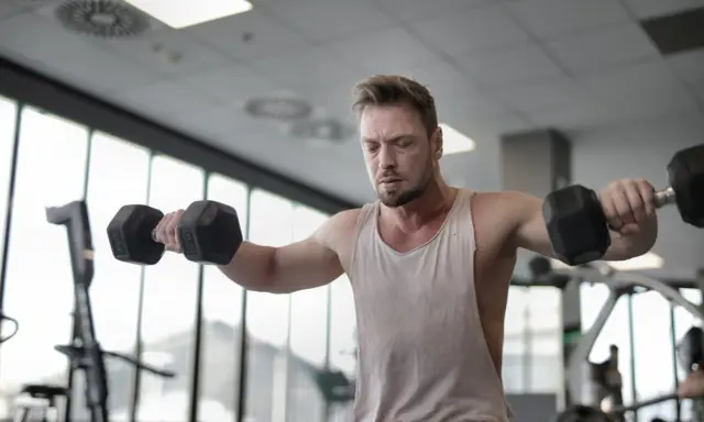Jaki trening na redukcję? Połącz siłę i cardio dla efektów!