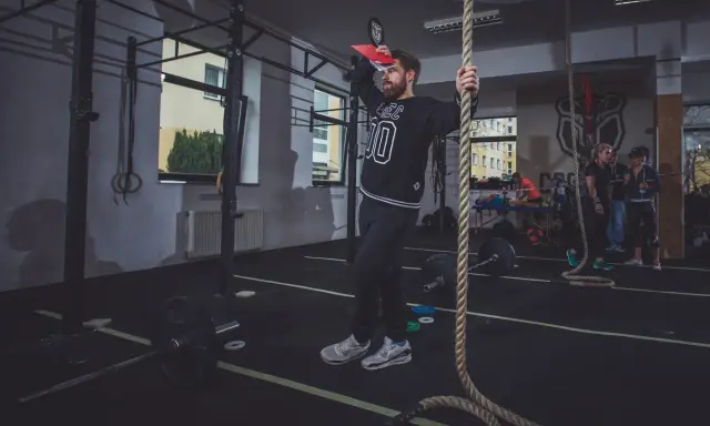 CrossFit: Jakie ćwiczenia? Fundamenty, skalowanie i bezpieczeństwo