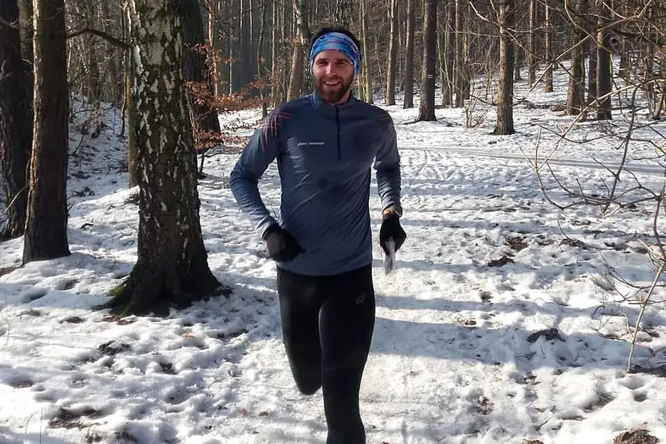 biegacz w zimowym stroju na śniegu