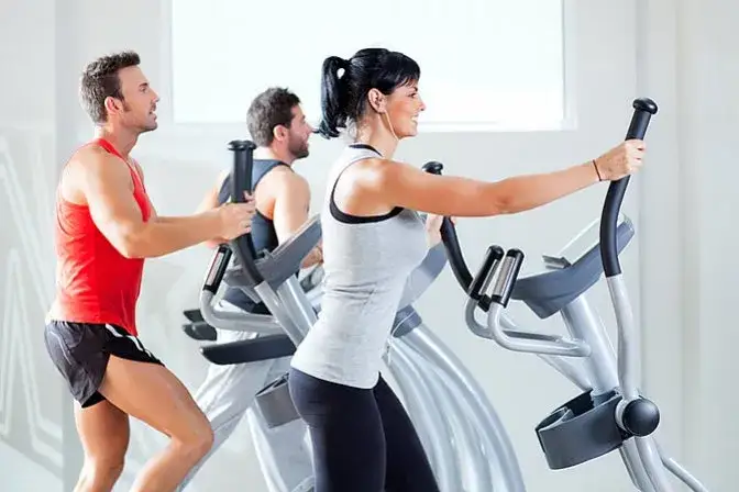 osoba wykonująca trening cardio, bieganie, rower, orbitrek