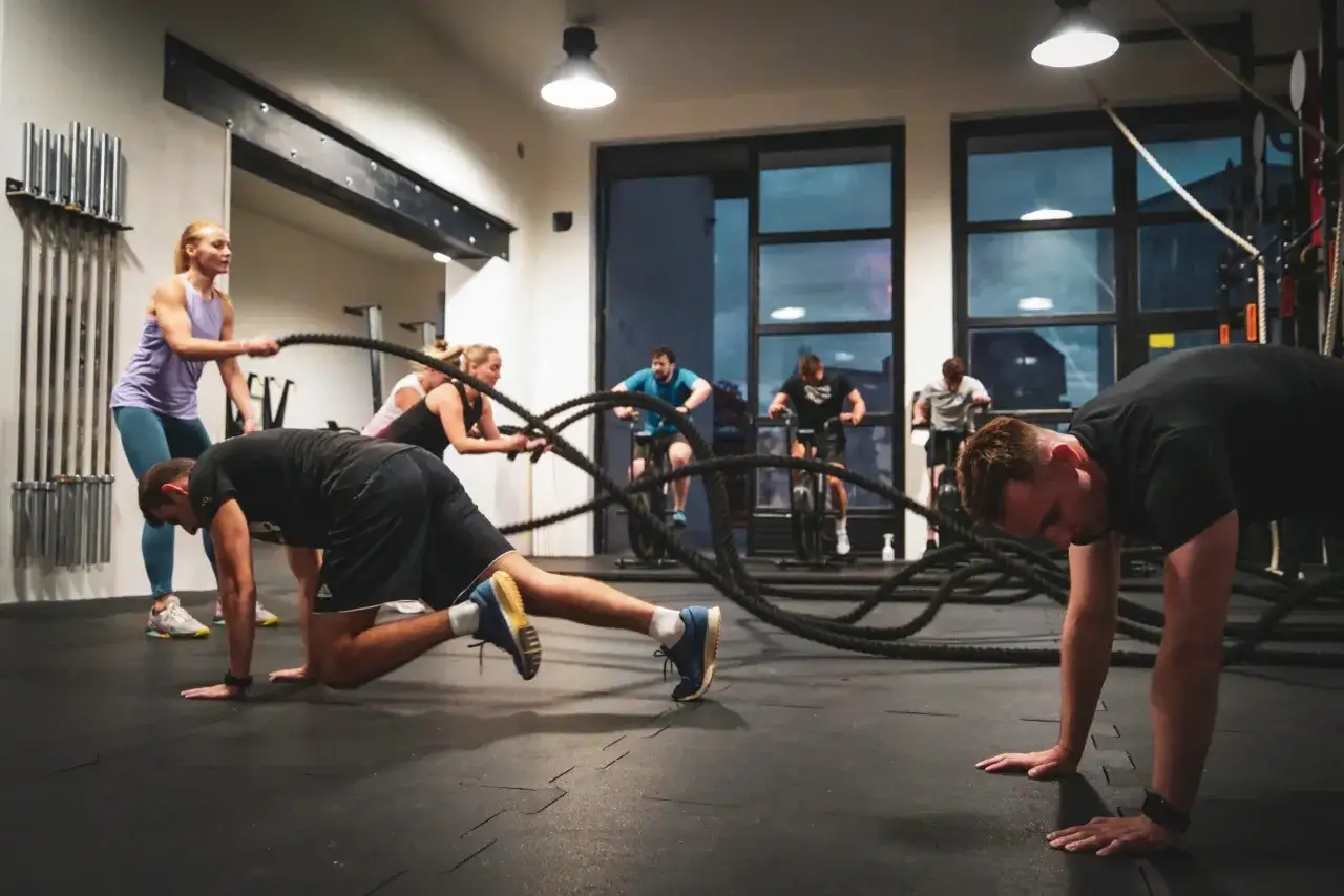 Trener CrossFit korygujący technikę ćwiczenia