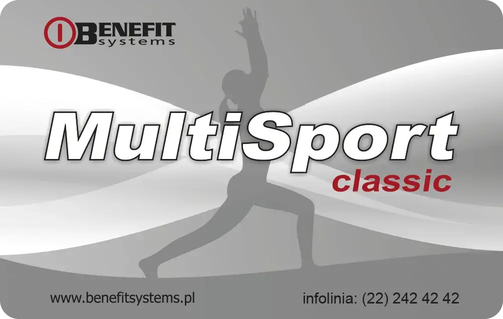 Osoba sprawdzająca telefon przed wejściem na siłownię z kartą MultiSport