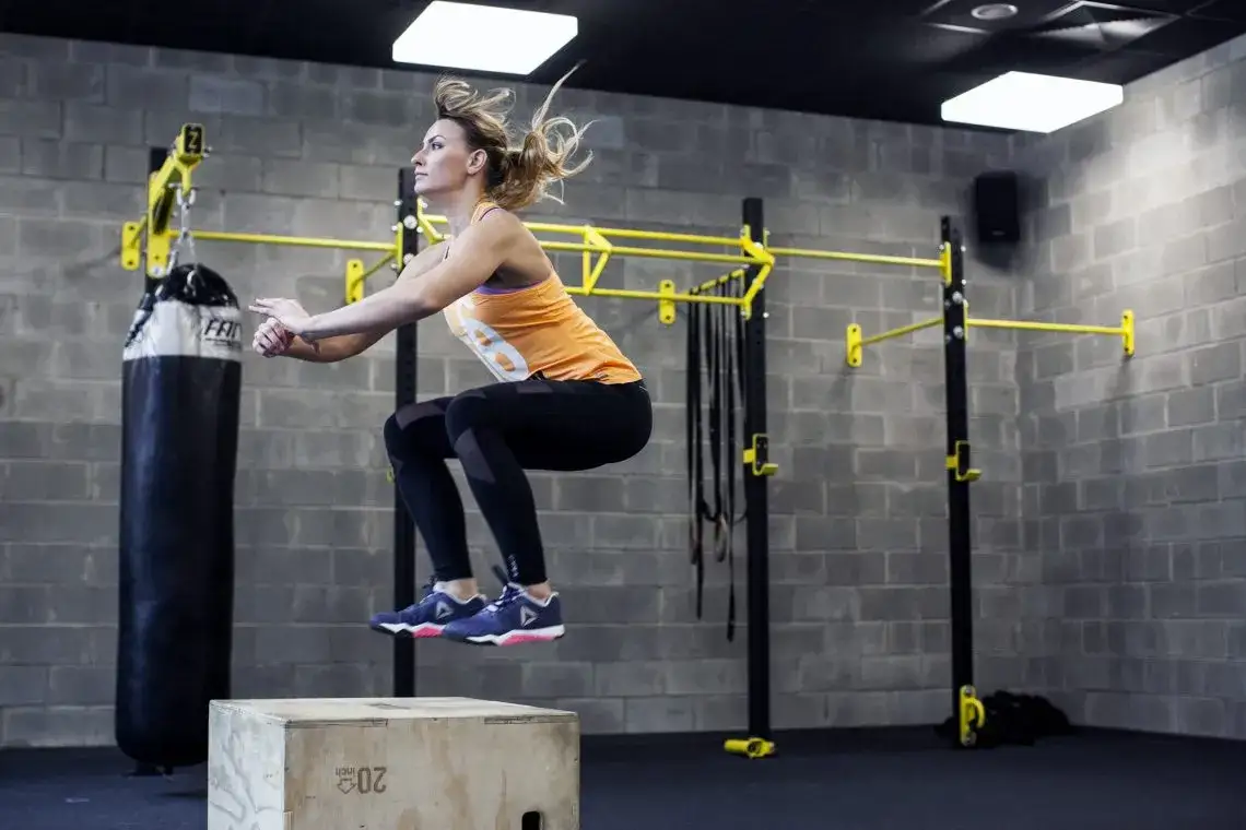 trening w boxie crossfitowym i na siłowni