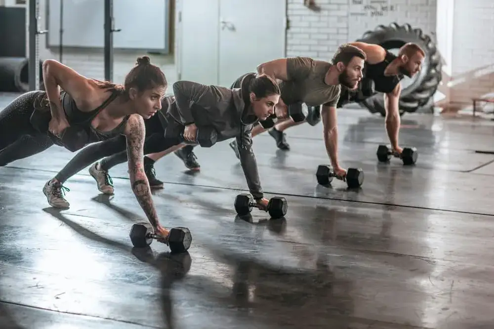 różne osoby trenujące CrossFit