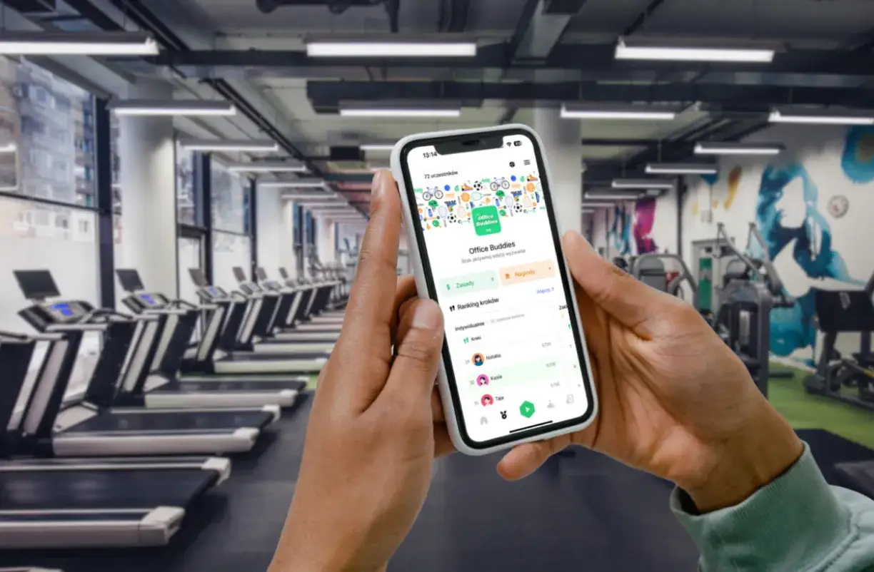 osoba używająca aplikacji MultiSport na smartfonie do wejścia na siłownię