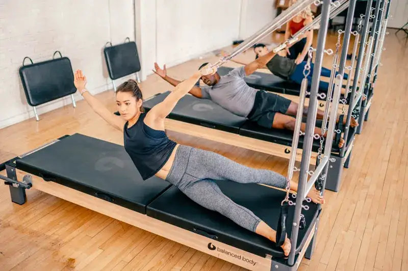 pilates na reformerze vs pilates na macie