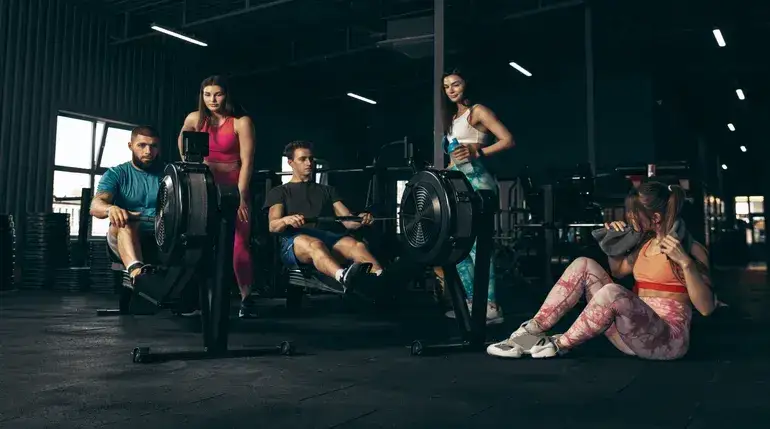Różne typy ludzi trenujących CrossFit, zadowoleni i zmotywowani