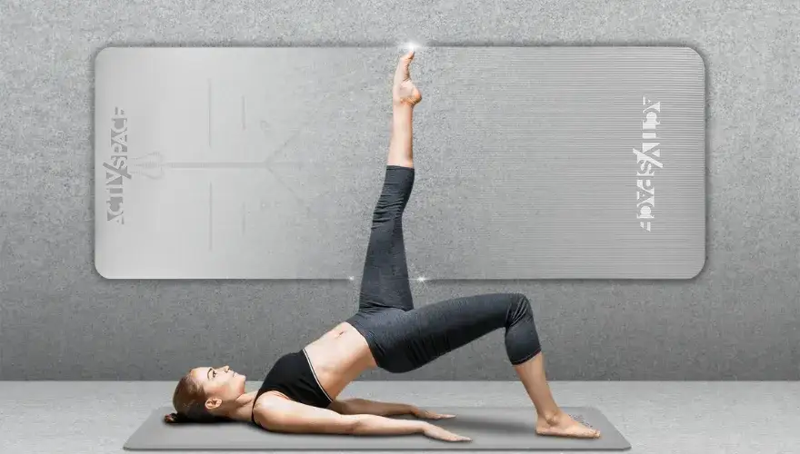 osoby ćwiczące jogę pilates fitness na matach o r&oacute;żnej grubości
