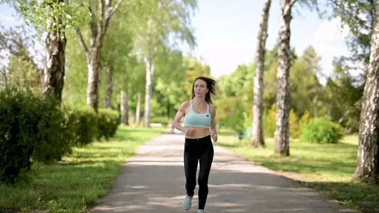 osoba zaczynająca biegać uśmiechnięta park