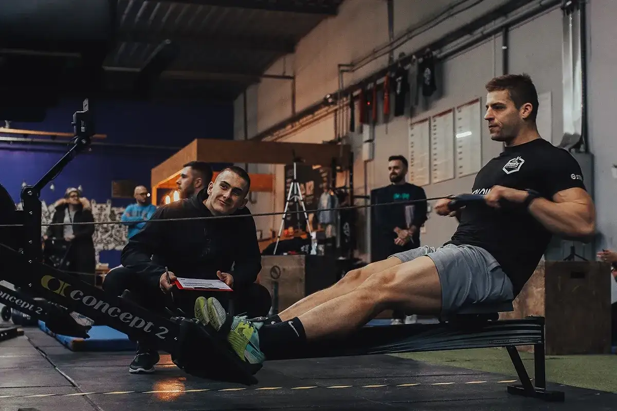 Wnętrze boxu CrossFit, ludzie trenują razem
