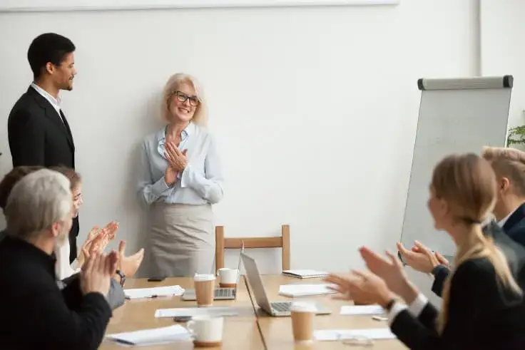 pracownik rozmawia z HR o benefitach